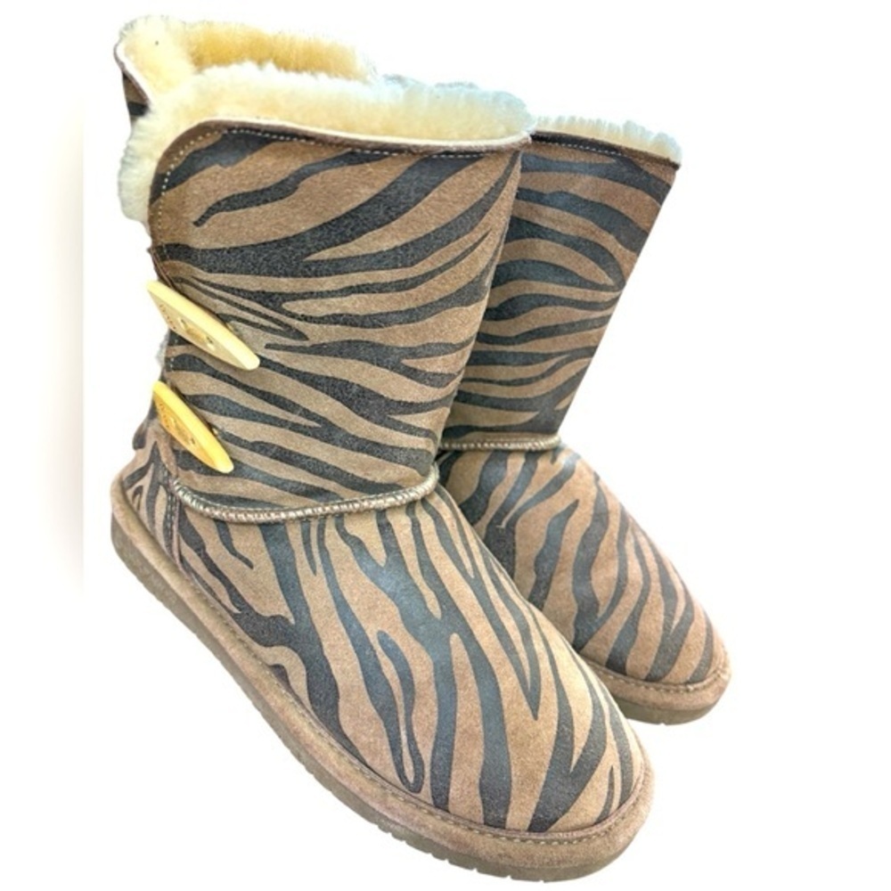 BEARPAW STRIPED LEATHER BOOTS, SIZE 7
